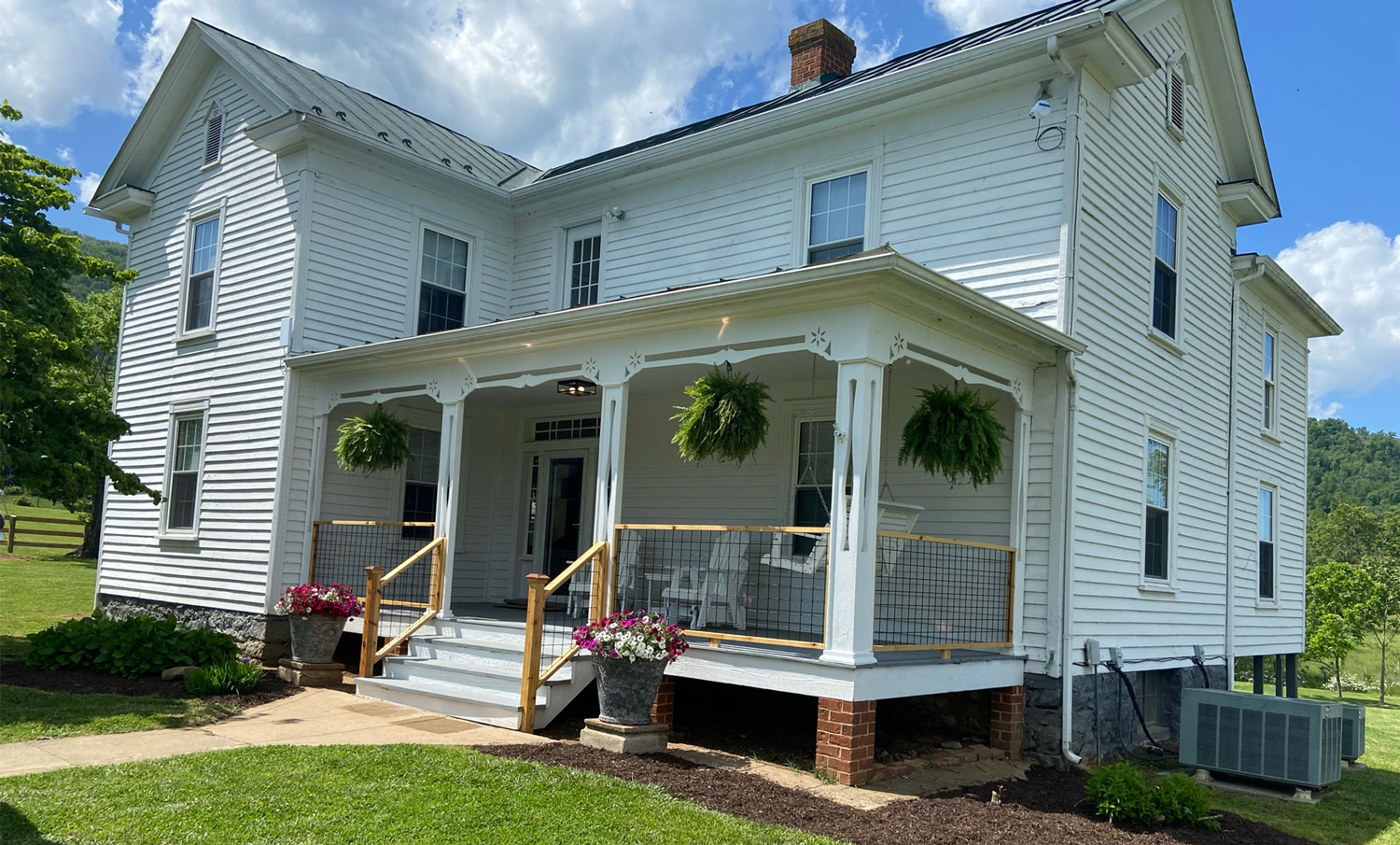 Farmhouse for rental on 700 acre iisoltaion at Graves Mountain Farm & Lodges