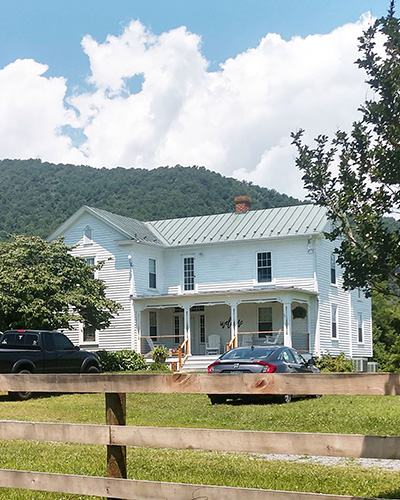 20 Farmhouses, cabins, Log Cabins, Condos, and Suites