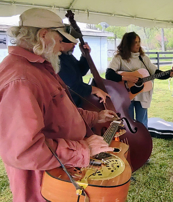 Bluegrass jam - pickers at work at Graves Mountain