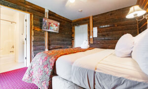 Itty-Bitty King Type Room at Poplar Lodge - Graves Mountain