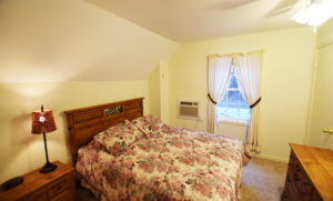 Bedroom 1 - 1 Queen