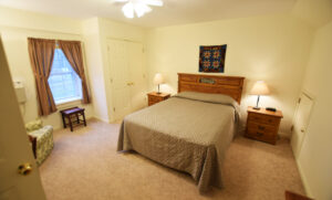 Bedroom 1 - 1 Queen