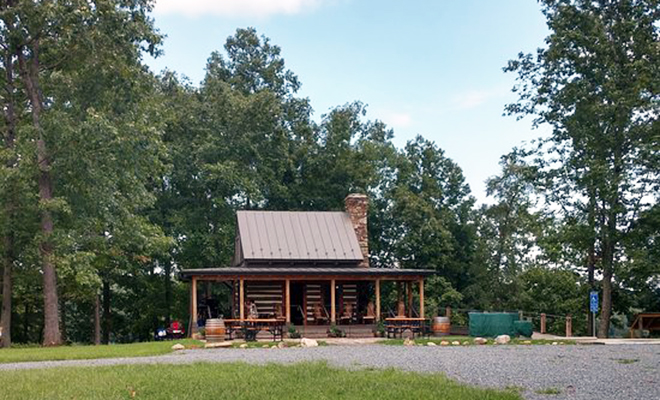 Revalations Vineyard 200 year old lig cabin - 15 mins from Graves