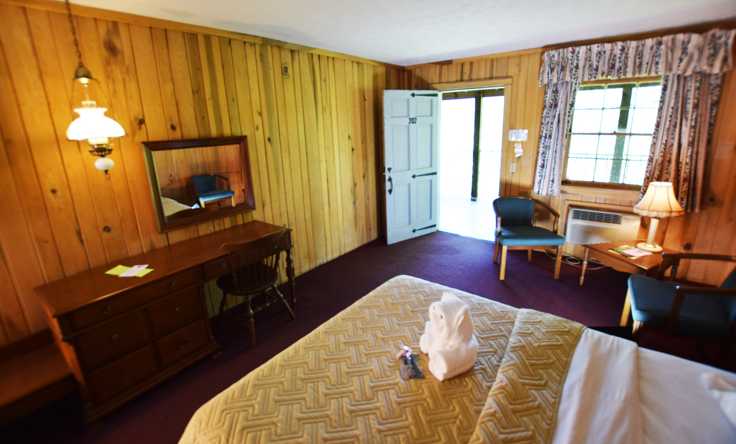Lodge guest room at Graves Mountain Farm & Lodges by Shenadoah National Park in the VA Blue Ridge Lodge guest room at Graves Mountain Farm & Lodges by Shenadoah National Park in the VA Blue Ridge