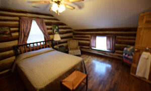 Bedroom 1 - 1 Queen