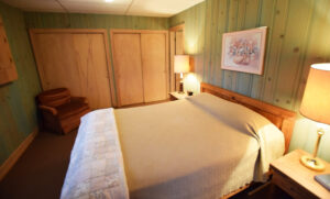 Bedroom 1 - 1 Queen