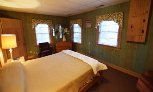 Bedroom 1 - 1 Queen